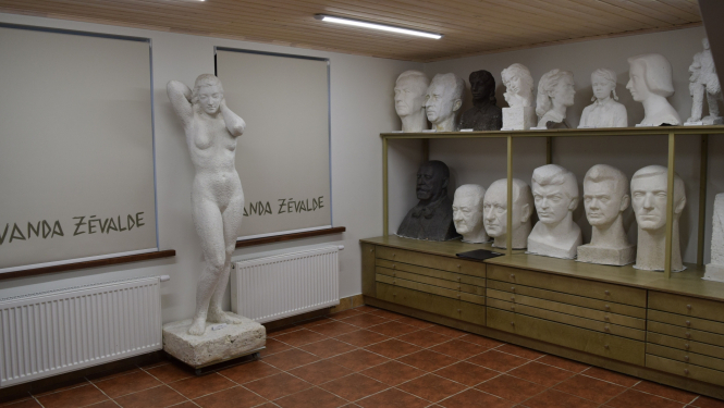 Vandas Zēvaldes veidotas cilvēku skulptūras