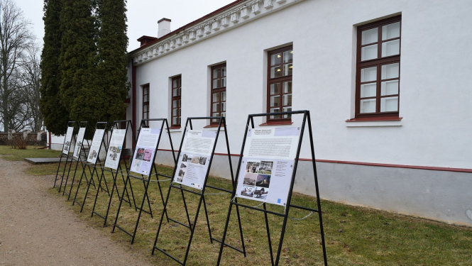 Plakāti pie Krāslavas Vēstures un mākslas muzeja
