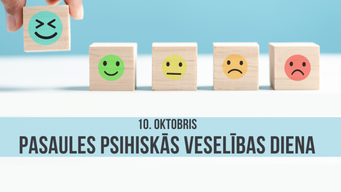 Cilvēks liek uz galda koka klucīšus ar dažādām emociju sejām