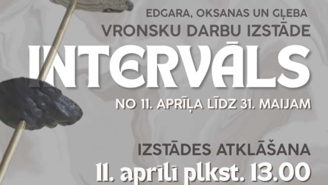 Abstrakts mākslas objekts pelēkos toņos. Izstādes afiša.