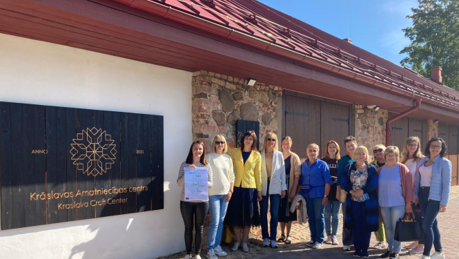 Dalībnieki pie Krāslavas Amatniecības centra