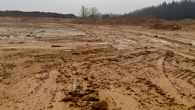 Pārrakta zeme laukumā