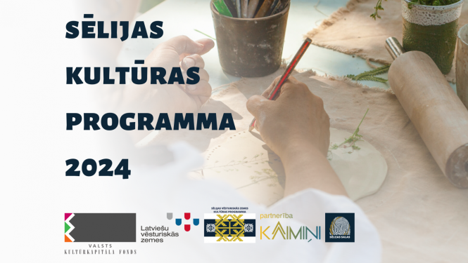 Cilvēks, pavērsts ar muguru pret kameru, ārā, pie galda, ar zīmuli rokās, strādā ar tekstilmateriālu. Uzraksts "Sēlijas kultūras programma 2024" un projekta partneru logo.