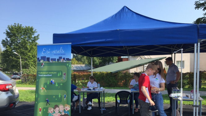 Veselības pārbaudes telts ar darbiniekiem un dalībniekiem