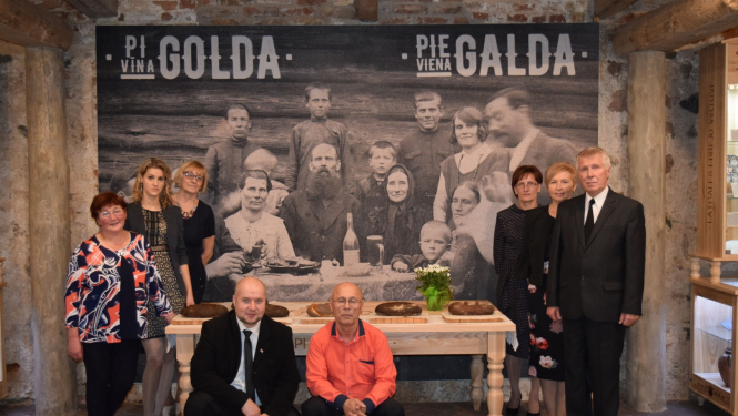 Krāslavas Vēstures un mākslas muzeja kopbilde pie ekspozīcijas „Pi vīna golda”