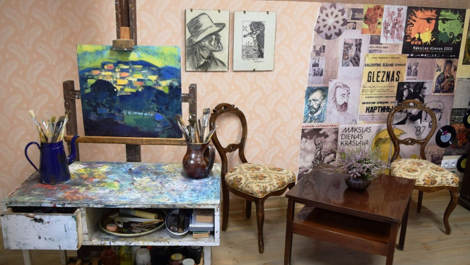 Ekspozīcija “Gleznotāja Valentīna Zlidņa darbnīca” - gleznošanas galds, gleznošanas piederumi, afišas, skices 