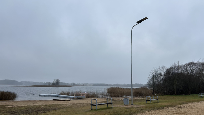 zermala ar laipu un laternu – pludmales zona pie ezera ar peldošo laipu, laternu un soliņiem