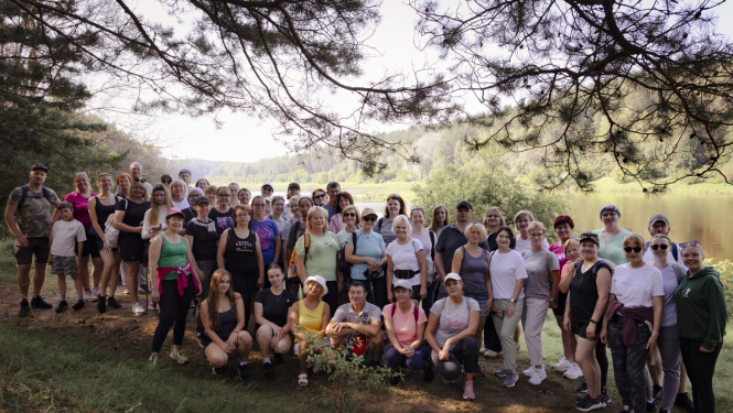 Pārgājiena dalībnieku kopbilde pie upes