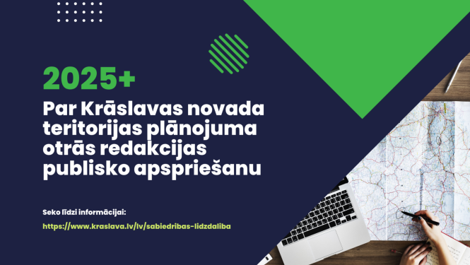 Cilvēks strādā ar datoru un karti, kas guļ uz galda. Krāslavas novada teritorijas plānojuma izstrādes publicitātes attēls.