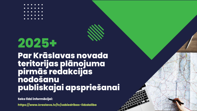 Cilvēks strādā ar datoru un karti, kas guļ uz galda. Krāslavas novada teritorijas plānojuma izstrādes publicitātes attēls.
