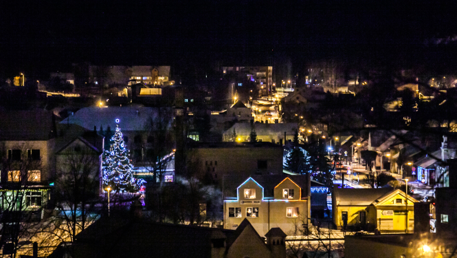 Skats uz izrotātu Krāslavas pilsētas centru no mājas jumta tumšajā diennakts laikā