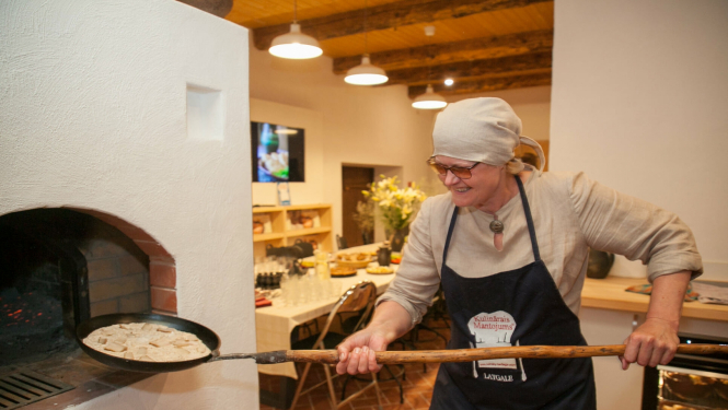 Sieviete liek pannu krāsnī