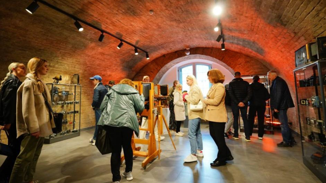 Apmeklētāji skatās izstādi "Inženieru arsenālā"