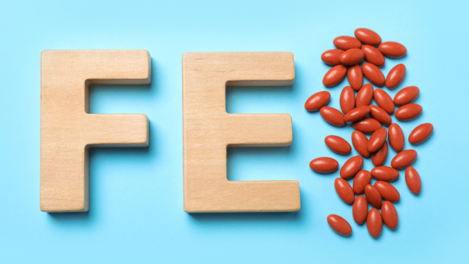 No koka izgriezti burti F un E un blakus tiem brūnas tabletes