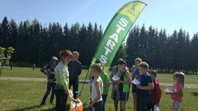 Instruktore skaidro bērniem noteikumus