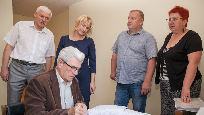 Aleksandrs Jevtušoks paraksta projekta līgumu