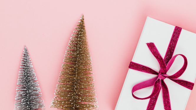 Divas mazas, mākslīgas eglītes un dāvana uz rozā fona