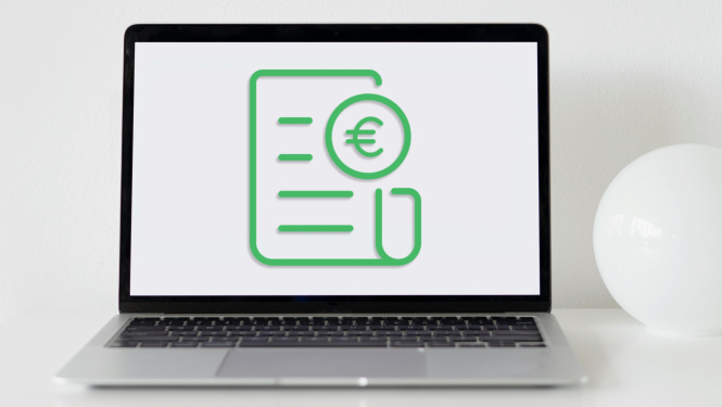 Klēpjdators uz balta galda, blakus baltai lampai