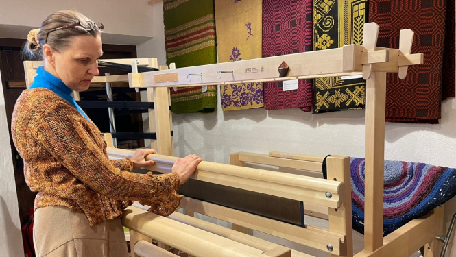 Audēja aušanas darbnīcā