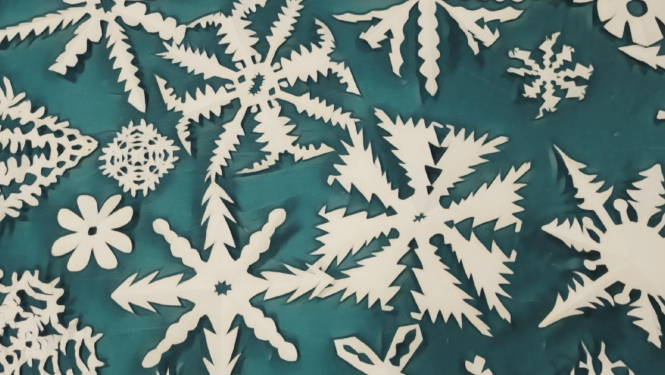 No papīra izgriezti Ziemassvētku rotājumi