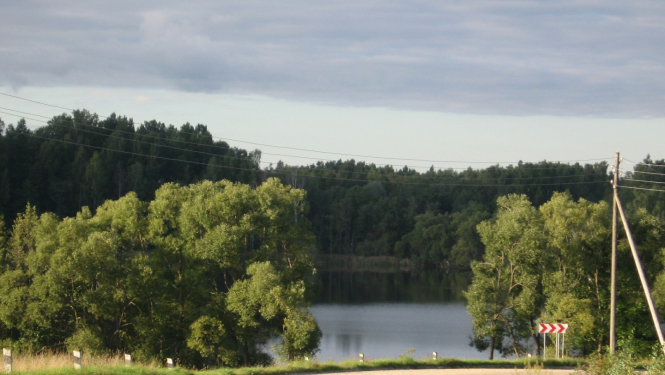 Lauku ceļš pie upes