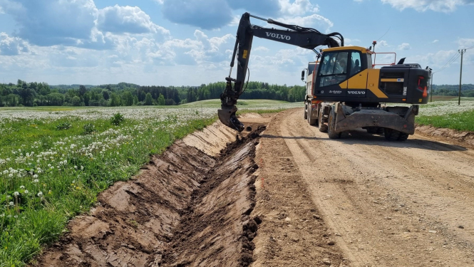 Eskavators uz ceļa. Remontdarbi.