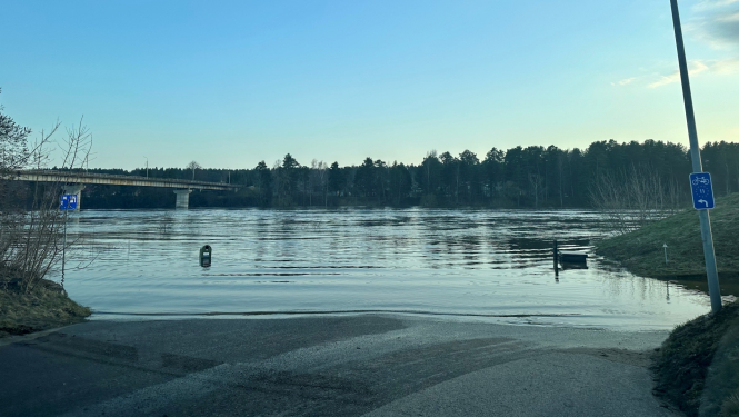 Applūdis ceļš Kalpavas un Zvejnieku ielas krustojumā