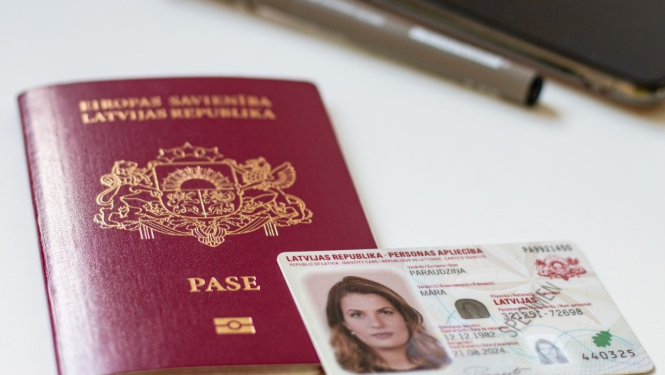 Pase un ID karte uz galda