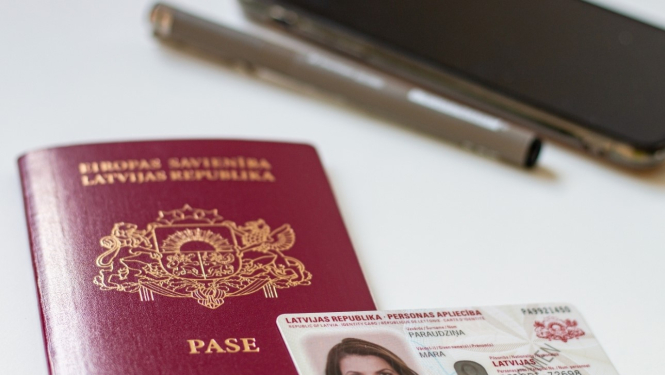 Pase un ID karte uz galda