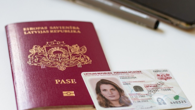 Pase un ID karta uz galda