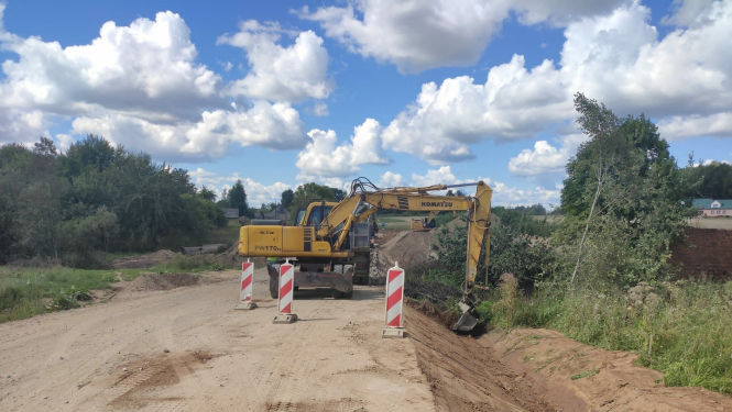 Ekskavators strādā uz ceļa