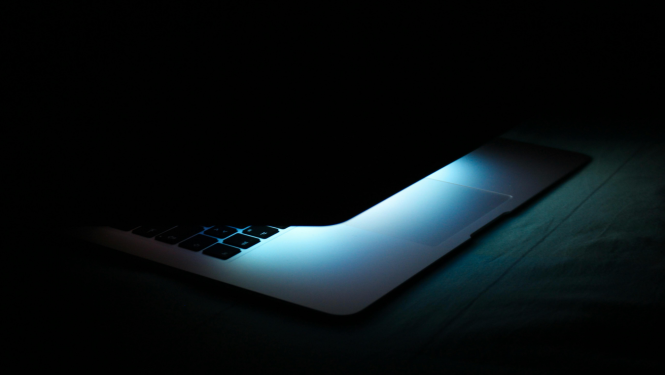 Gandrīz līdz galam aizvērts vēl ieslēgts klēpjdators