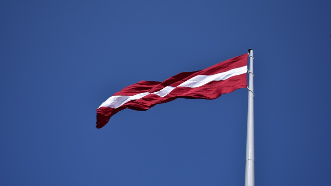 Plīvojošs latvijas karogs uz masta