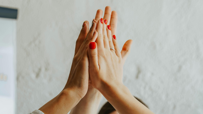 Trīs cilvēki saskaras ar plaukstām