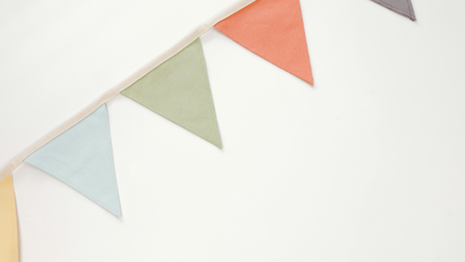 Krāsaina auduma karodziņu virtene