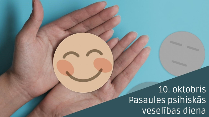 Atvērtas plaukstas tur smaidošu emocijzīmi