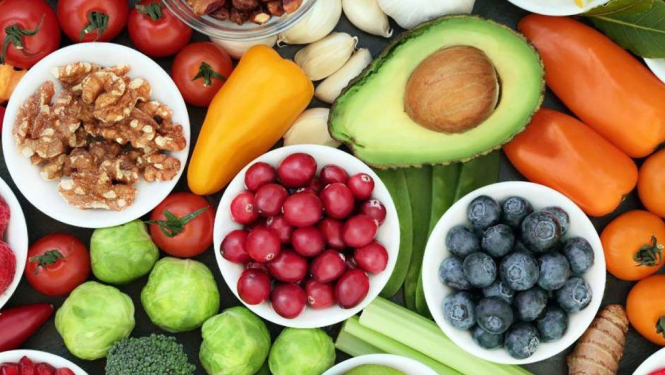 Dažādi dārzeņi un augļi