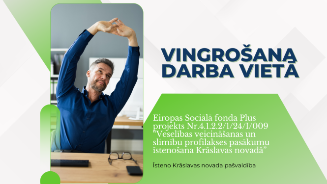 Vīrietis ar rokām pastiepjas sēžot savā darba vietā