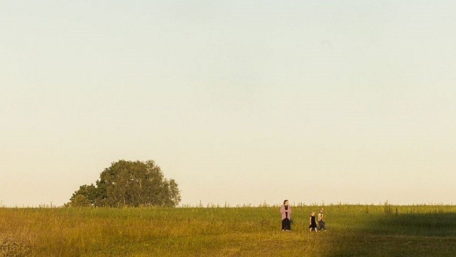 Pievakare, cilvēki pļavā