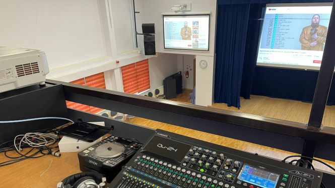 Multifuncionālās zāles skaņas pults