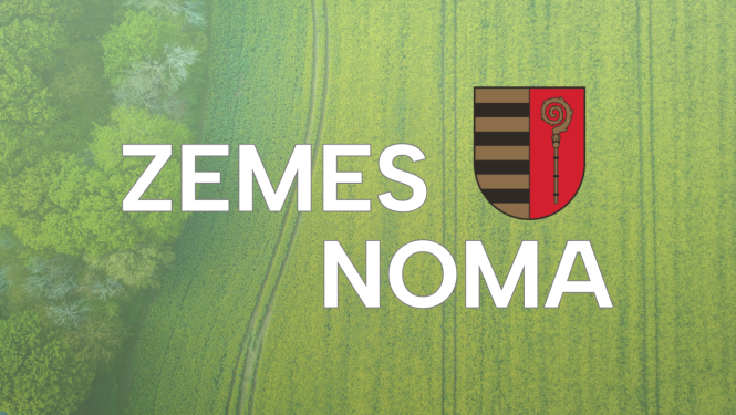 Uzraksts "ZEMES NOMA" un Krāslavas novada ģērbonis uz zemes fona, kas bildēta no putna lidojuma