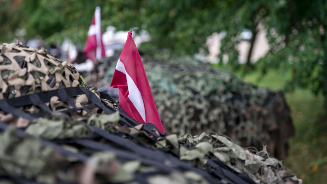 Karavīru smagā tehnika ar Latvijas karodziņiem