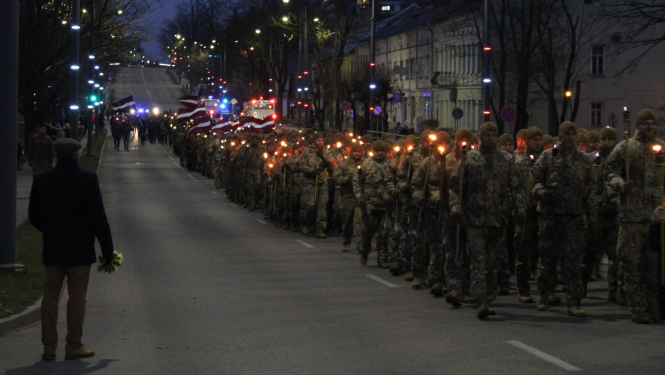 Zemessardze piedalās Lāpu gājienā Rēzeknē