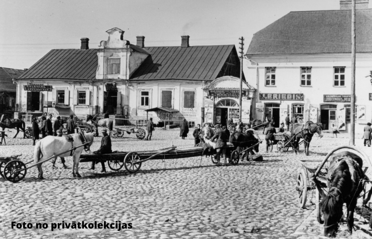 Krāslava, Rīgas iela, 1930. gadi. Cilvēki zirgu ratos.