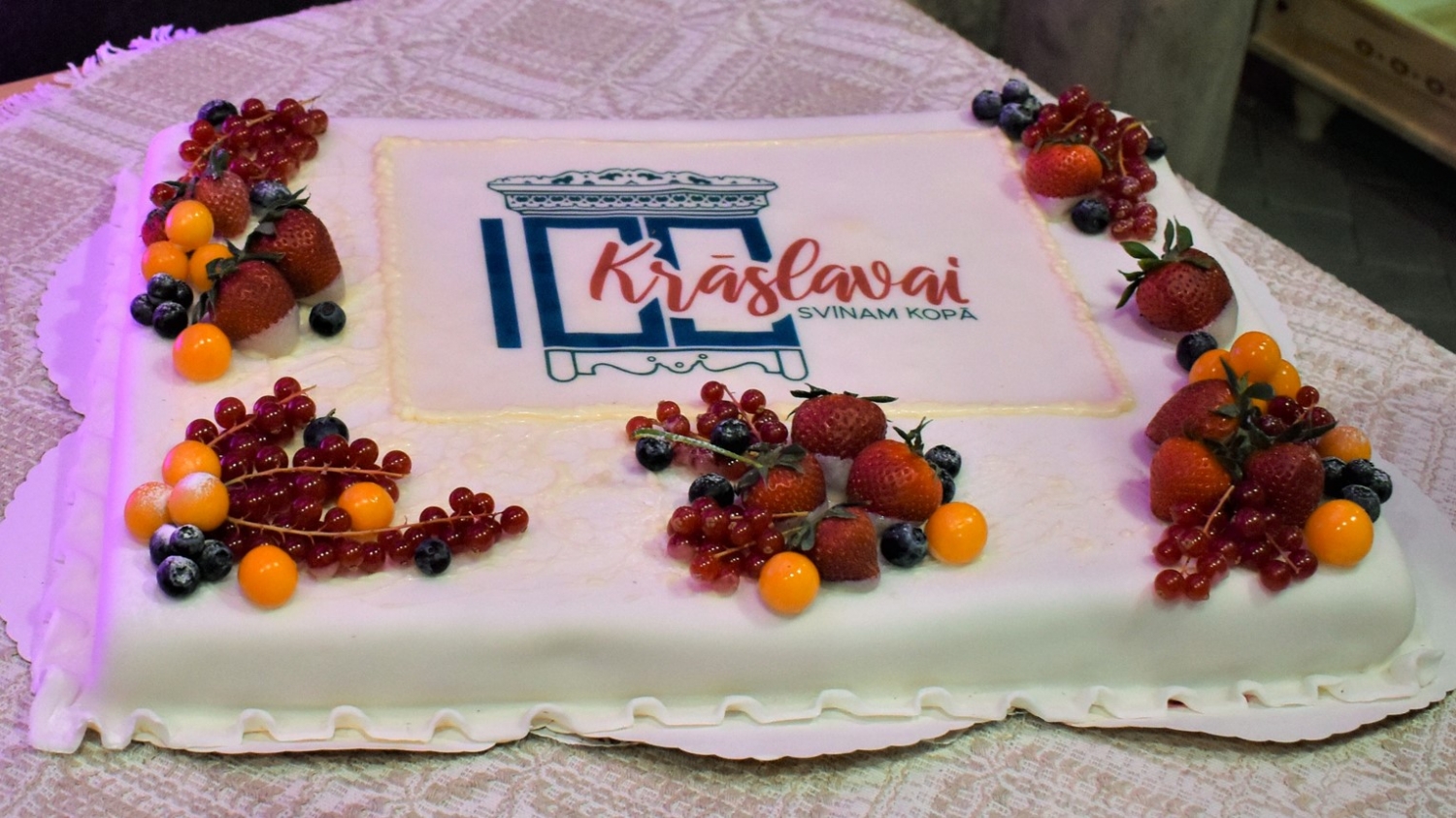 Torte ar Krāslavas simtgades logotipu