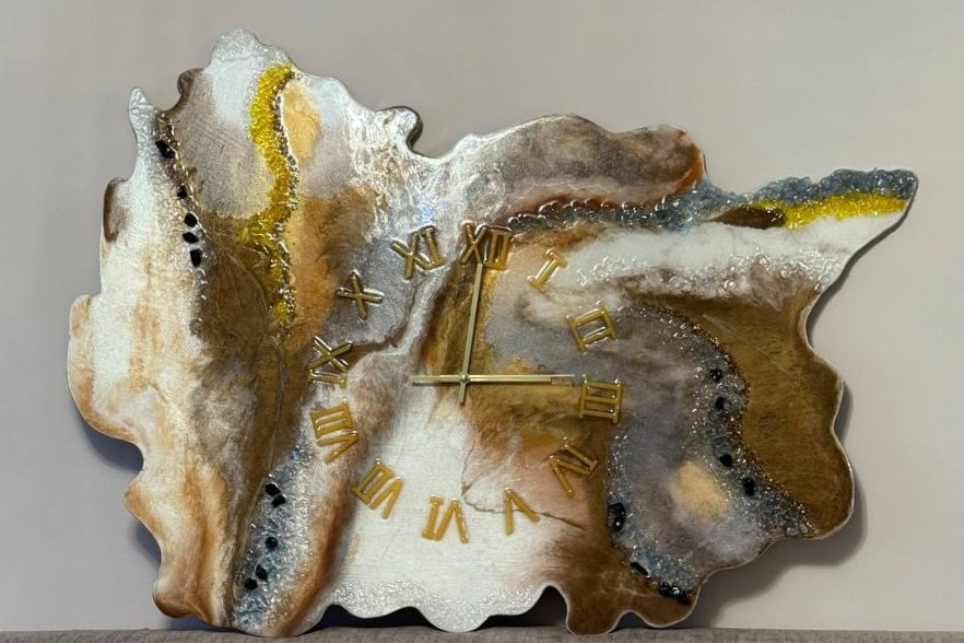 Abstrakts epoksīda sveķu sienas pulkstenis baltos un brūnos toņos ar zelta romiešu cipariem