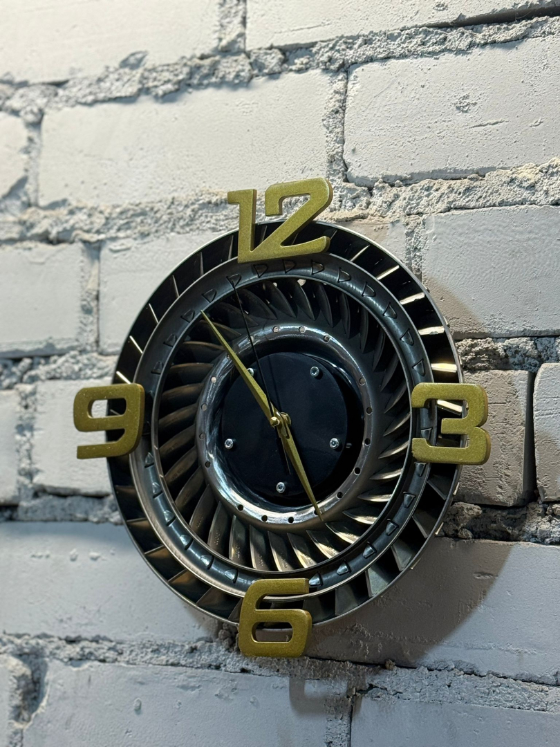 Industriāla stila sienas pulkstenis no auto turbīnas detaļas ar zelta cipariem