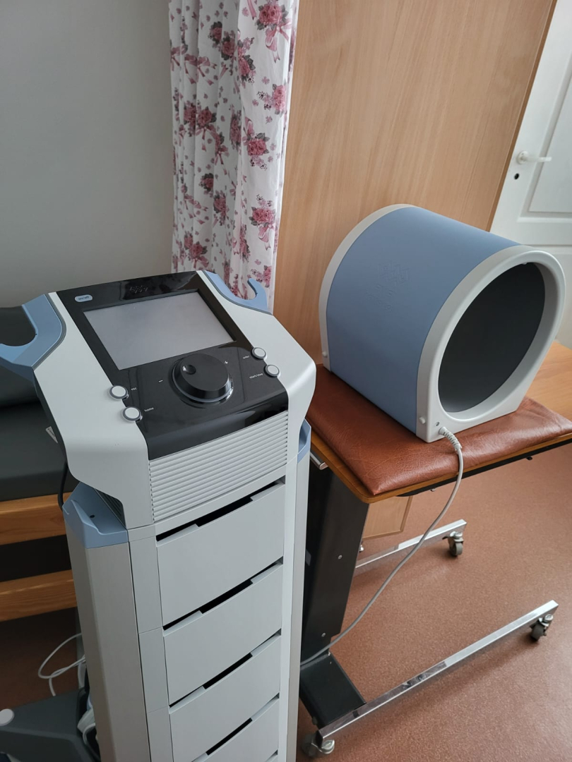 Magnetoterapijas iekārta fizioterapijas kabinetā