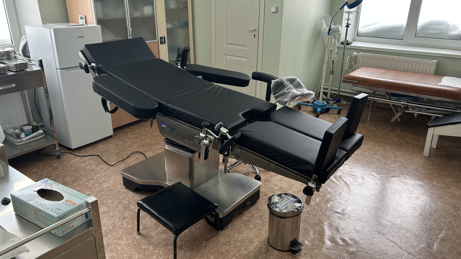 Ķirurģijas kabinets ar operāciju galdu un medicīnisko aprīkojumu