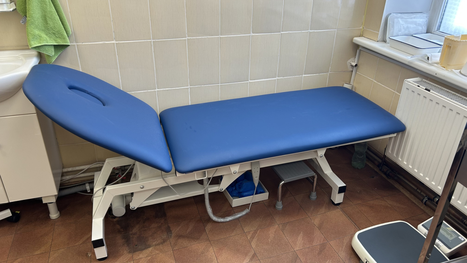 Ginekoloģijas kabinets ar divdaļīgu regulējamu kušeti pie sienas